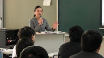 【教育学部】「生涯学習論」に盆栽家 山田香織氏が登壇しました