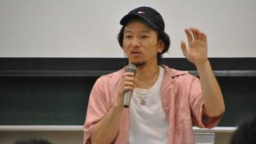 【国際経営学部】スポーツビジネス論にプロダンサーTakky氏が登壇しました