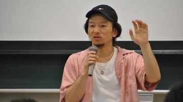 【国際経営学部】スポーツビジネス論にプロダンサーTakky氏が登壇しました