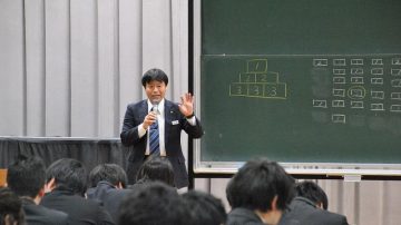 【教育学部】「教育実践演習」にて埼玉県教育局市町村支援部小中学校人事課管理主幹 中西健二氏による特別講義を実施