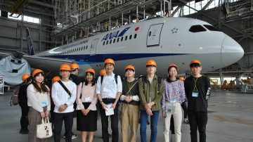 【国際経営学部】平林ゼミの学生たちが羽田空港ANA機体工場を見学