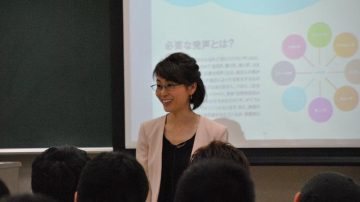 【国際経営学部】ビジネスコミュニケーション（平林信隆教授）で声優の小松美智子氏によるボイストレーニング特別講義を実施