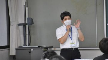 【教育学部】｢初等社会｣ 小学校における社会科教育の指導方法（橋本隆生専任講師） にて埼玉県教育委員会東部教育事務所 高野達氏、神田美佐子氏による特別講義を実施