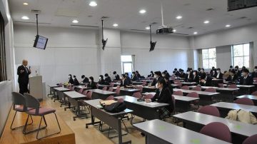 【教育学部】「教育実践演習」にて戸田市教育員会教育長・戸ヶ崎勤氏による特別講義を実施