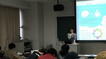 【国際経営学部】ビジネスコミュニケーション（平林信隆教授）で声優の小松美智子氏によるボイストレーニング特別講義を実施