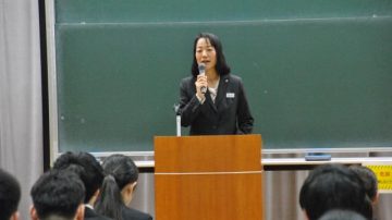 【教育学部】「教育実践演習」にて埼玉県教育局市町村支援部小中学校人事課管理主幹 栗原孝子氏・長井正邦氏による特別講義を実施