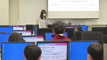 卒業生が講師を務める学生向け「プログラミング体験会」を開催