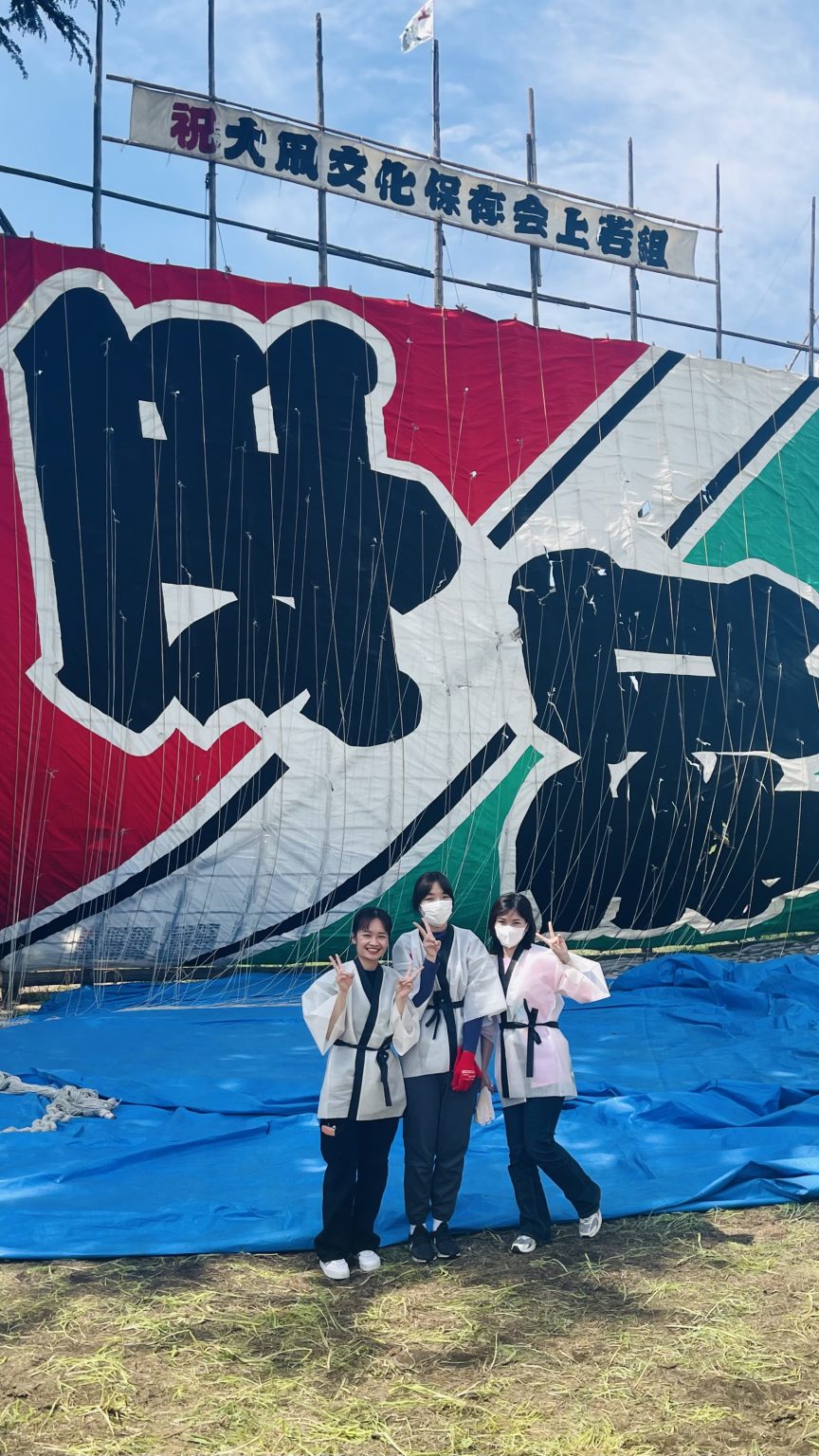 【国際経営学部】春日部大凧あげ祭りに国際経営学部生3名が参加 - 共栄大学