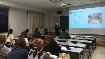 【国際経営学部】町歩きの達人を招き、特別講義実施