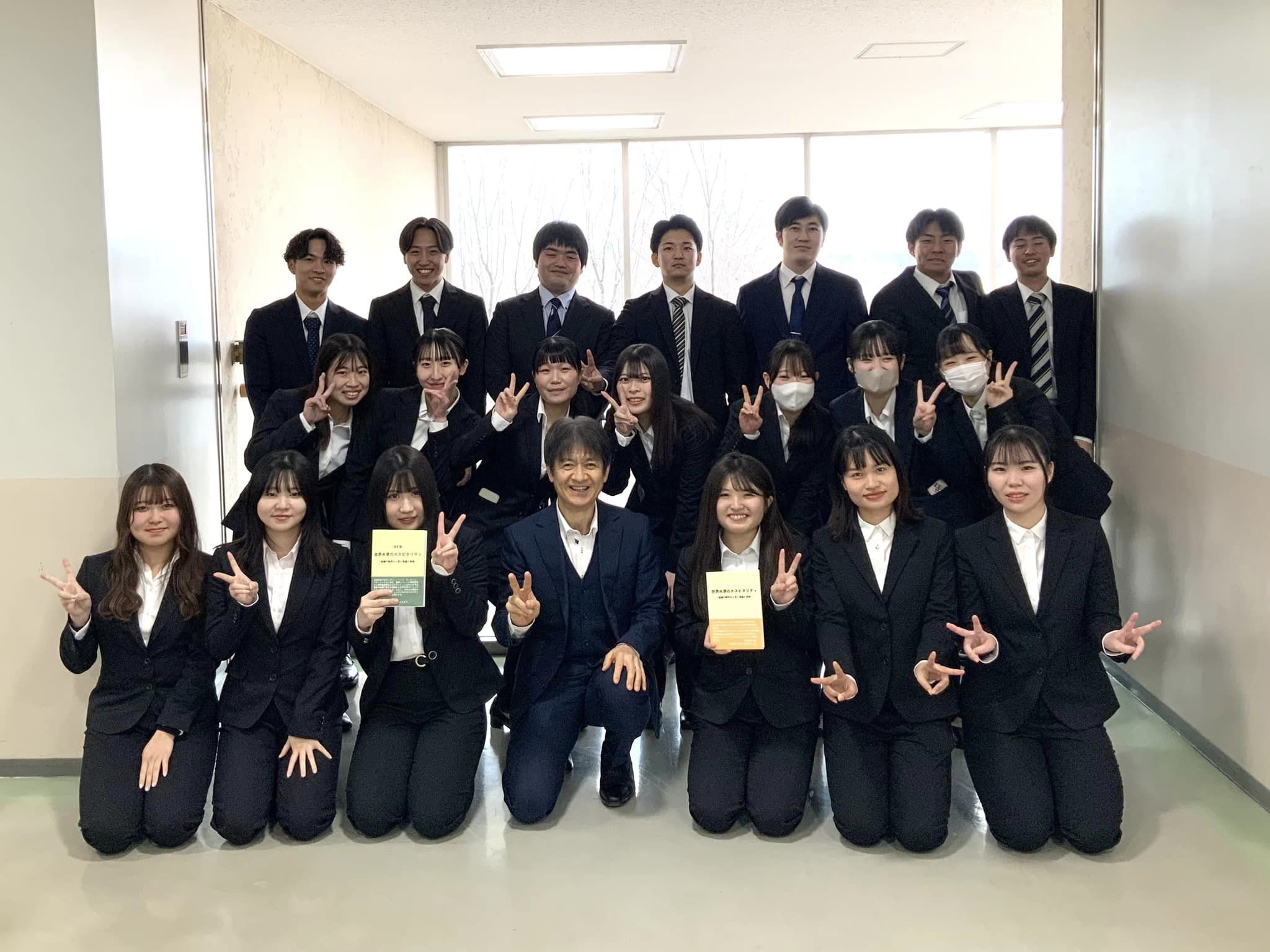 国際経営学部】平林ゼミ 「世界水準のホスピタリティ」の改訂版を出版