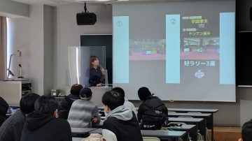 【国際経営学部】スポーツビジネス論にてスポーツビジネスの現場を学ぶ講義の実施