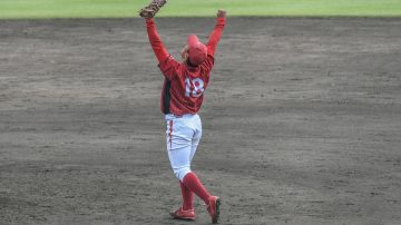 八重山毎日新聞に硬式野球部 砂川羅杏選手（国際経営学部4年）比嘉久人選手（国際経営学部4年）の記事が掲載されました