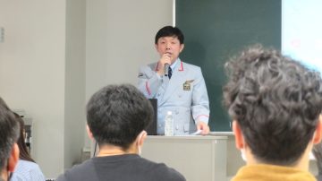 【国際経営学部】早川浩氏（東武鉄道・北春日部駅長）が特別講師として交通ビジネス論に登壇