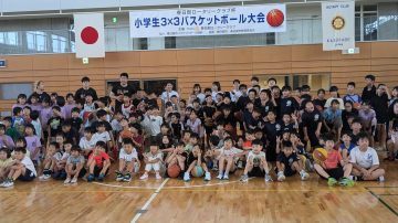 共栄大学女子バスケットボール部員が小学校のバスケットボール大会にボランティア参加